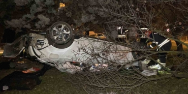 Bariyeri aşan otomobil takla attı