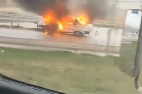 Bariyerlere çarpan araç alev alev yandı