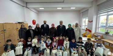 Başkan Elbi öğrencilere mont ve bot hediye etti