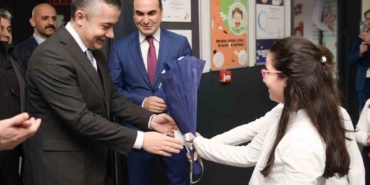 Başkan Vekili Aksoy öğrencilerin karne heyecanına ortak oldu