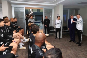 Beşiktaş’ta Başkan Serdal Adalı ile Ole Gunnar Solskjaer, takımla toplantı yaptı