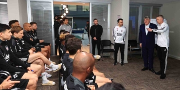 Beşiktaş’ta Başkan Serdal Adalı ile Ole Gunnar Solskjaer, takımla toplantı yaptı