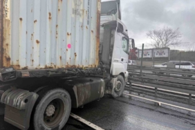 Beylikdüzü’nde E-5’te kaza: Makaslayan tır yolu kapattı