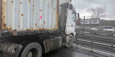 Beylikdüzü’nde E-5’te kaza: Makaslayan tır yolu kapattı
