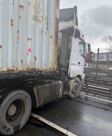 Beylikdüzü’nde E-5’te kaza: Makaslayan tır yolu kapattı