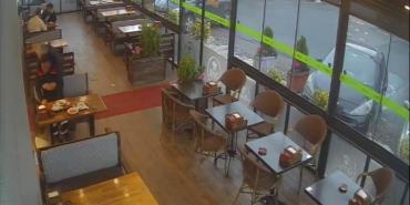 Beylikdüzü’nde nefes borusuna yemek kaçan adama Heimlich manevrası