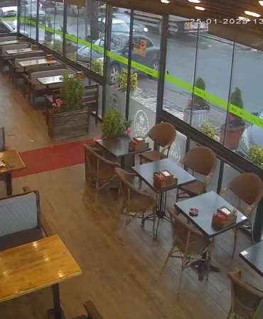 Beylikdüzü’nde nefes borusuna yemek kaçan adama Heimlich manevrası