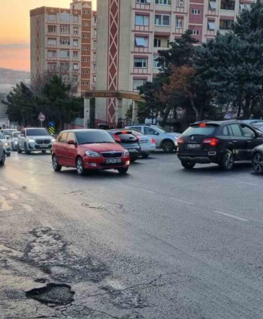 Beylikdüzü’nde yola yağ döküldü, sürücüler zor anlar yaşadı