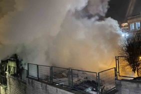 Beyoğlu’nda evde çıkan yangın, bitişiğindekindeki 2 gecekonduya sıçradı