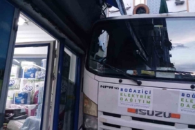 Beyoğlu’nda freni tutmadığı iddia edilen kamyonet markete çarptı: O anlar kamerada