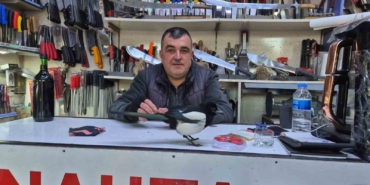 Bıçakçı ile saksağanın sıra dışı dostluğu