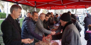 Bilecik Belediyesi kandilde vatandaşlara helva ikram etti