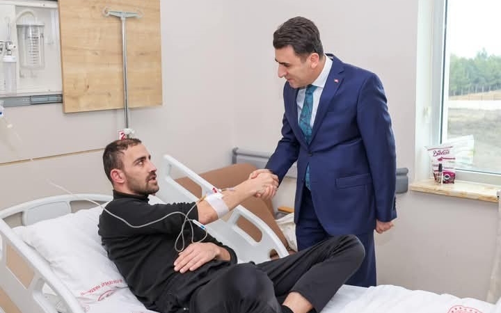 Bilecik Valisi Şefik Aygöl, gazi olan askeri hastanede ziyaret etti