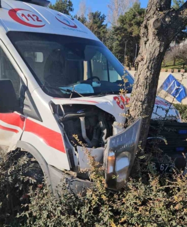 Bilecik’te hasta taşıyan ambulans kaza yaptı