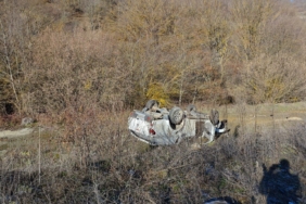 Bilecik’te otomobil araziye savruldu: 2 yaralı