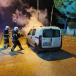 Bilecik’te park halindeki hafif ticari araç yandı