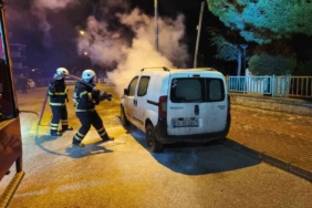 Bilecik’te park halindeki hafif ticari araç yandı