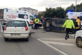 Bilecik’te yan devrilen otomobilin sürücüsü yaralandı
