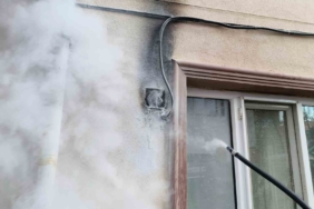 Bina girişindeki elektrik panosunda çıkan yangın korkuttu