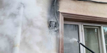Bina girişindeki elektrik panosunda çıkan yangın korkuttu