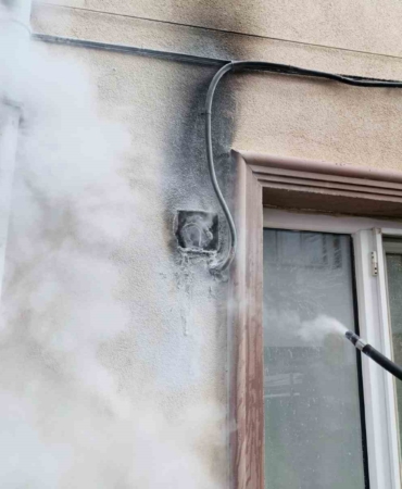 Bina girişindeki elektrik panosunda çıkan yangın korkuttu