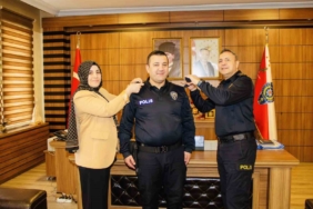 Bir üst rütbeye geçti apoletini eşi taktı