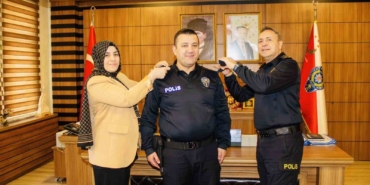 Bir üst rütbeye geçti apoletini eşi taktı