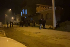 Bursa’da bir evi kundakladığı iddia edilen şahıs bıçakla ekiplere direndi