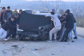 Bursa’da kamyon ile otomobil kafa kafaya çarpıştı: Araçta sıkışan sürücüyü vatandaşlar kurtardı