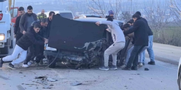 Bursa’da kamyon ile otomobil kafa kafaya çarpıştı: Araçta sıkışan sürücüyü vatandaşlar kurtardı
