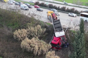 Bursa’da kontrolden çıkan tır refüje uçtu, otoban kitlendi