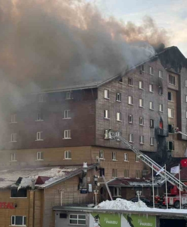 Bursalı diş hekimi çift ve 2 çocuğu otel yangınında hayatını kaybetti