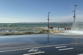 Büyükçekmece’de lodos etkisi: Dalgalar arasında böyle sörf yaptı