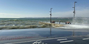 Büyükçekmece’de lodos etkisi: Dalgalar arasında böyle sörf yaptı