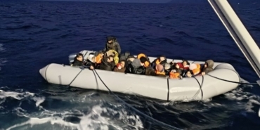 Çanakkale açıklarında 14’ü çocuk 26 kaçak göçmen kurtarıldı
