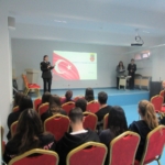 Çanakkale’de Jandarma lise öğrencilerine flört şiddeti ve siber zorbalık konularında eğitim verdi