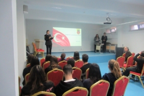 Çanakkale’de Jandarma lise öğrencilerine flört şiddeti ve siber zorbalık konularında eğitim verdi