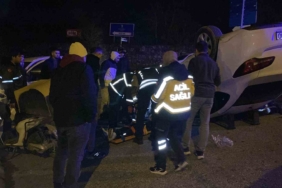 Çarpışan 2 araç takla attı: 4 yaralı