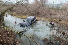 Çaya uçan araçta yaralanarak suda cansız bedenine ulaşılan üniversite öğrencisi son yolculuğuna uğurlandı