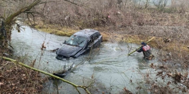 Çaya uçan araçta yaralanarak suda cansız bedenine ulaşılan üniversite öğrencisi son yolculuğuna uğurlandı