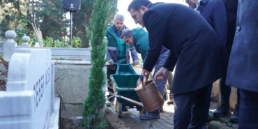 Cemal Süreya vefatının 35. yılında kabri başında kır çiçekleriyle anıldı