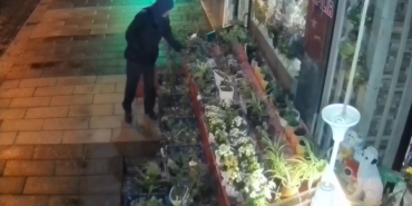 Çiçeklerin azaldığına anlam veremedi, güvenlik kamerasını izleyince hayrete düştü