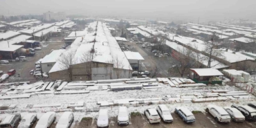 Çocuklar, şehri beyaz bürüyen kar yağışının tadını çıkardı