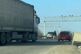 D-100 kara yolunda tehlikeli yürüyüş