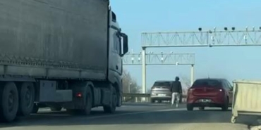D-100 kara yolunda tehlikeli yürüyüş
