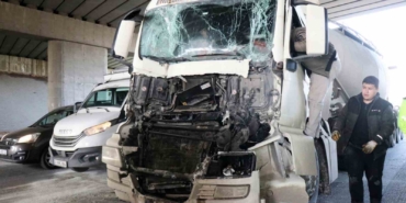 D-100’de iki tır çarpıştı: Sürücü hurdaya dönen araçtan hafif yaralı kurtuldu