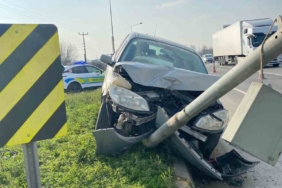 D-100’de kontrolden çıkan araç sinyalizasyon direğine çarptı: 2 yaralı