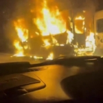 D-100’de servis aracı alev topuna döndü: O anlar kamerada