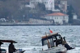 Dalga nedeniyle denize düşen balıkçıyı kurtarma operasyonu kamerada