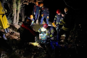 Define ararken oyduğu kayanın altında kaldı